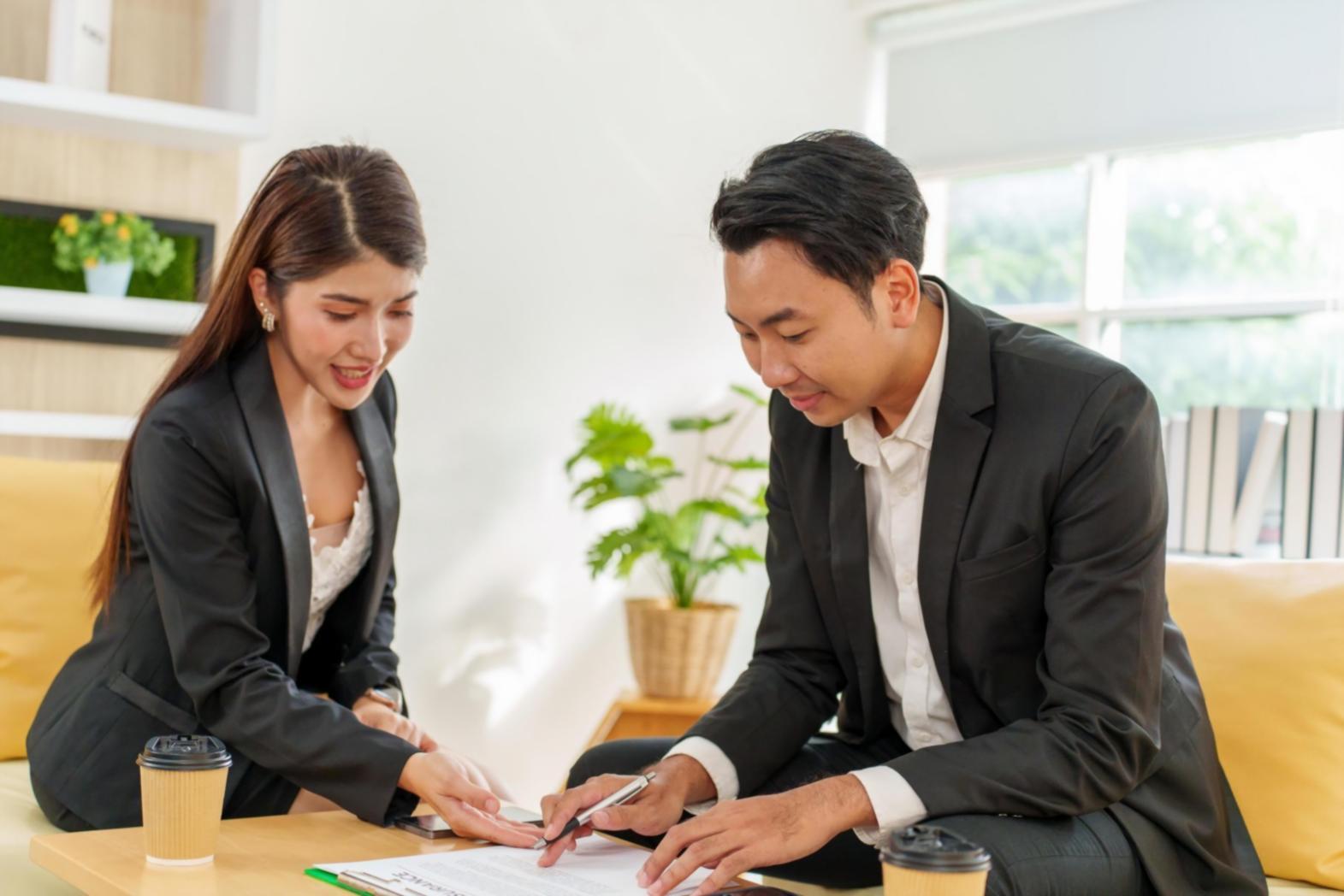 Espace de formation moderne avec équipements d'analyse financière professionnels