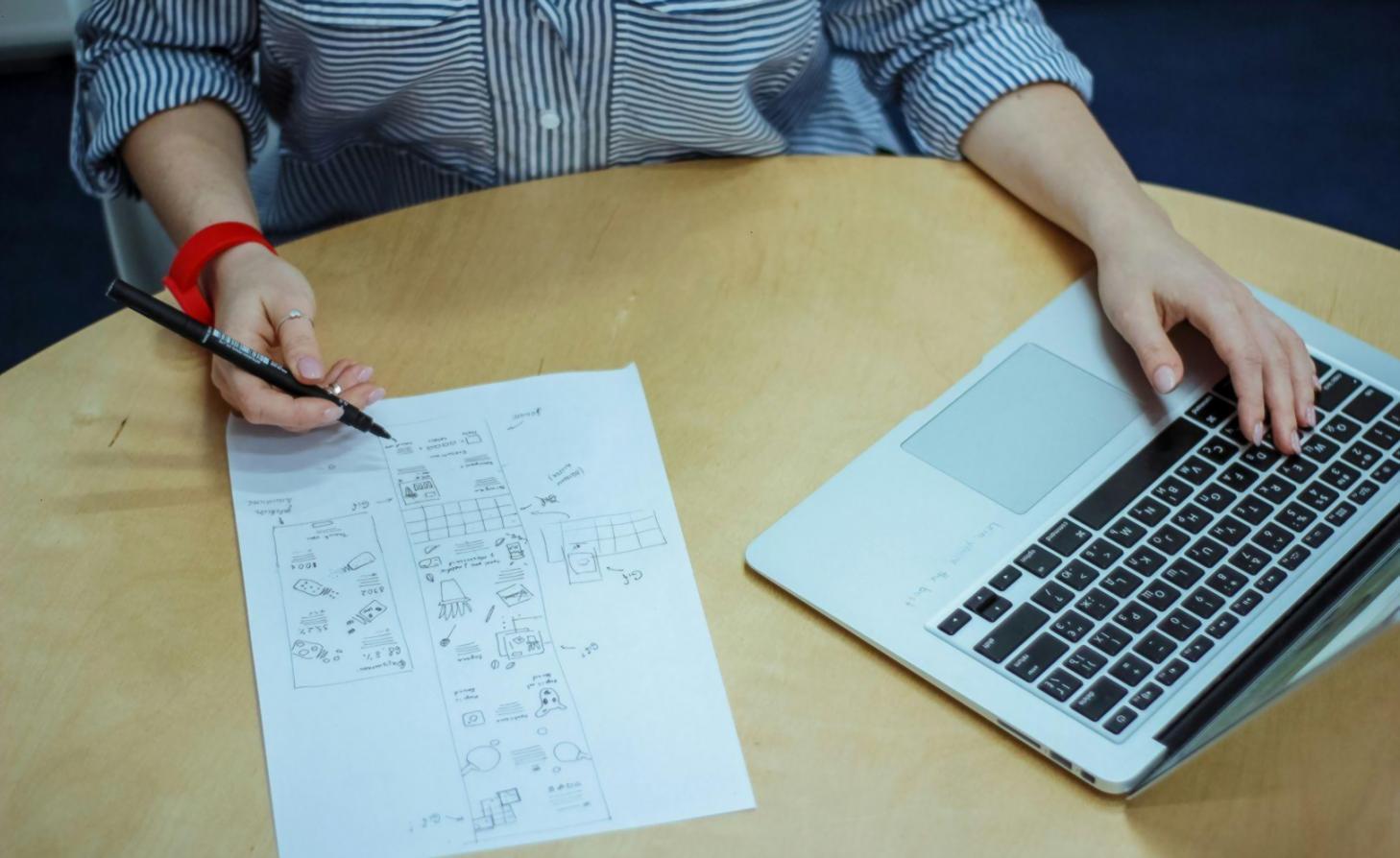 Session de formation en analyse financière avec documents et graphiques